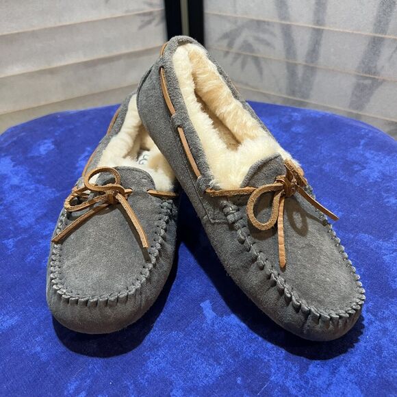 UGG Women’s DAKOTA Moccasin Slippers GRAY Size 6 NWOT - Picture 1 of 6